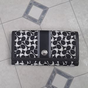 Elegant Women's Coach Gently-Used Wallet